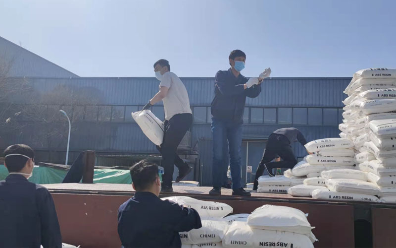 為落實(shí)封閉式管理，謝絕了外包裝卸隊(duì)入場，3月14日青島中新華美總經(jīng)理助理韓學(xué)林、張彩城親自帶領(lǐng)同事裝卸物料200余噸