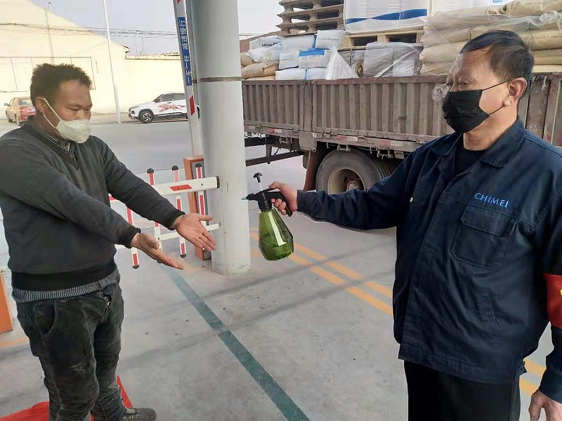 進(jìn)入公司人員進(jìn)出測溫、消毒--中新華美改性塑料